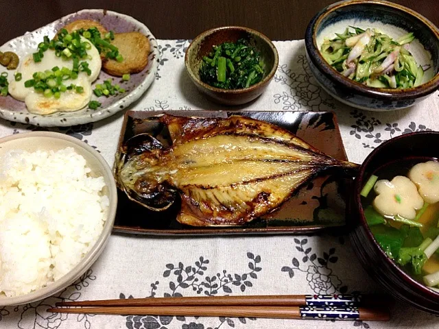 とろアジの干物、イカときゅうりの和え物、春菊の胡麻和え、揚げカマ、ご飯、味噌汁|XLH883さん