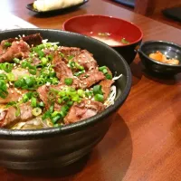 Snapdishの料理写真:おまかせどーん！（ハラミ丼ご飯大盛|かじぃさん