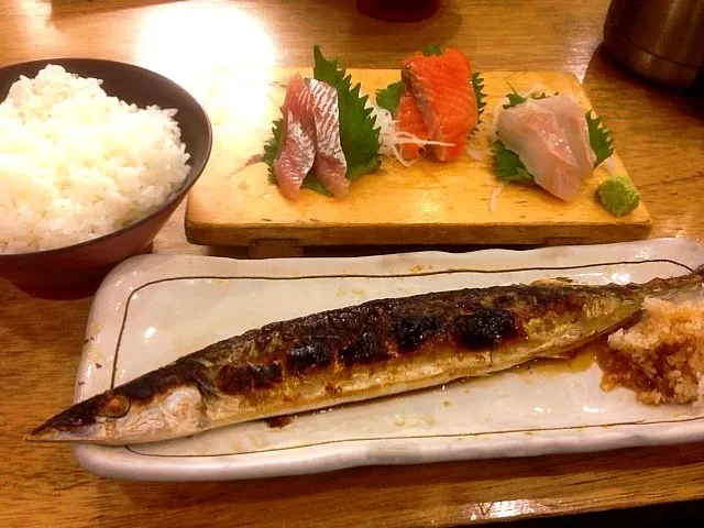 Snapdishの料理写真:さんま焼き定食刺身付き@根室食堂|yoooochanさん