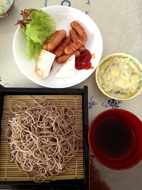 Soba and sausage.|Comer Ruyeeさん