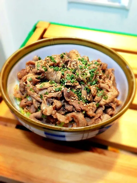 豚肉とキャベツのガーリック風味丼|JOさん