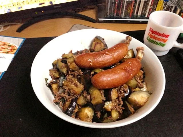 ナスのひき肉炒め丼 骨つきソーセージトッピング(^_^)|松永さん