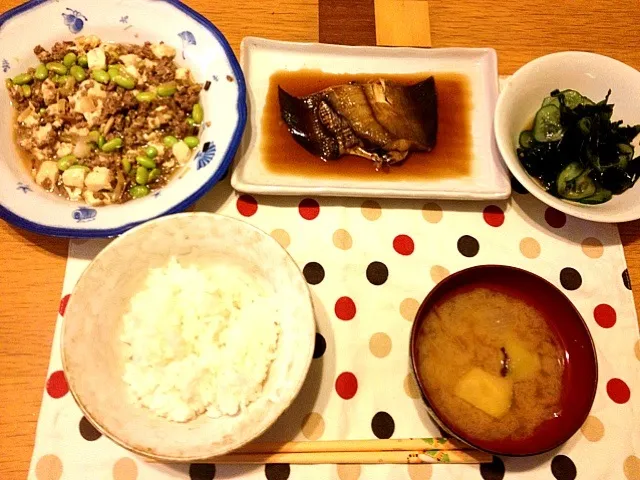 カレイの煮付、枝豆と豆腐のそぼろ煮、わかめとキュウリの酢の物|なおさん