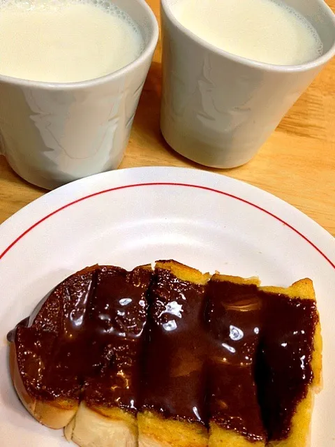 Warm milk with chocolate-topping toast|SuperNuj Jutamasさん