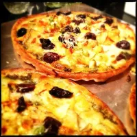 Snapdishの料理写真:Salmon, olive and artichoke pizzettes.|alyse marieさん