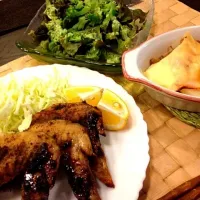 Snapdishの料理写真:焼きそばソースで揚げない名古屋風手羽先、じゃがいもと新玉ねぎとベーコンのチーズ焼き、グリーンサラダ