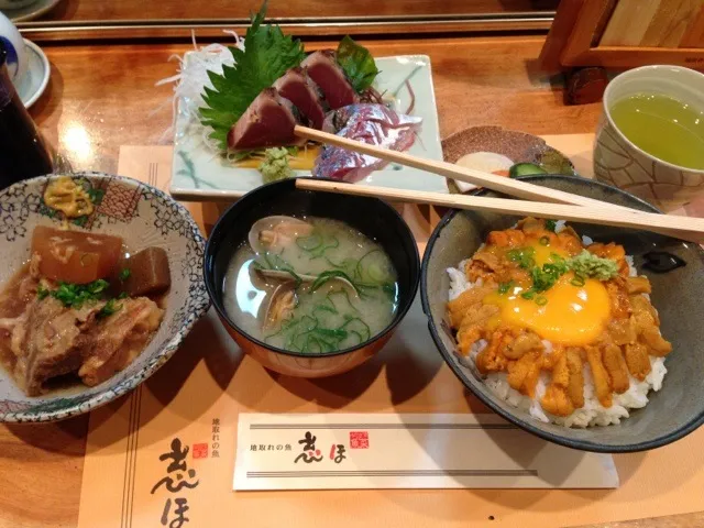 Snapdishの料理写真:ウニ丼ブタ角煮 鰹|肉大好きさん