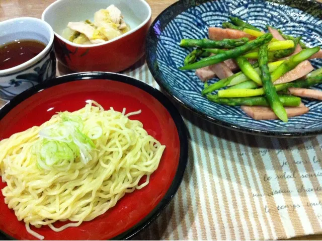 ざるラーメン・アスパラとハムのバターソテー・鶏肉と白菜の生姜いっぱい煮浸し|まーままさん