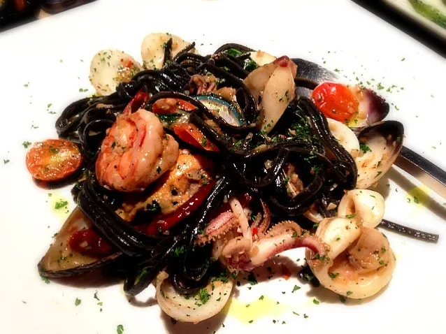 Spicy Seafood Ink Linguine 😋|Pat Zaaさん