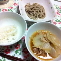 Snapdishの料理写真:豚肉と野菜のキムチ味噌煮／蕎麦ととろろ昆布のサラダ|まいか*kmicsさん