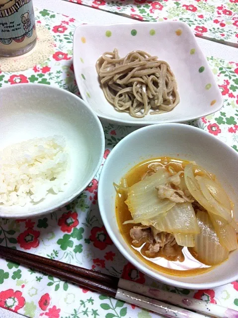 豚肉と野菜のキムチ味噌煮／蕎麦ととろろ昆布のサラダ|まいか*kmicsさん