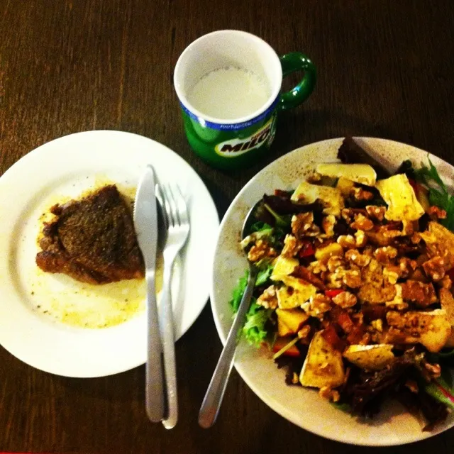 Sirloin steak, Salad with brie, apples, walnuts with balsamic dressing|Shi Hoさん