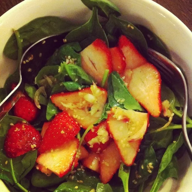 Snapdishの料理写真:Spinach salad with strawberries, toasted sesame seeds and a honey, shallots, white wine vinegarette|Shi Hoさん