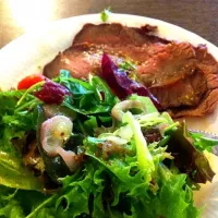 Snapdishの料理写真:Salad with shallots and white wine vinegarette and a side of roast beef|Shi Hoさん