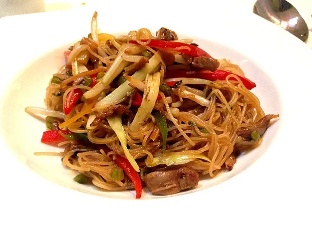 Snapdishの料理写真:Fried bee hoon with shredded duck|willzさん