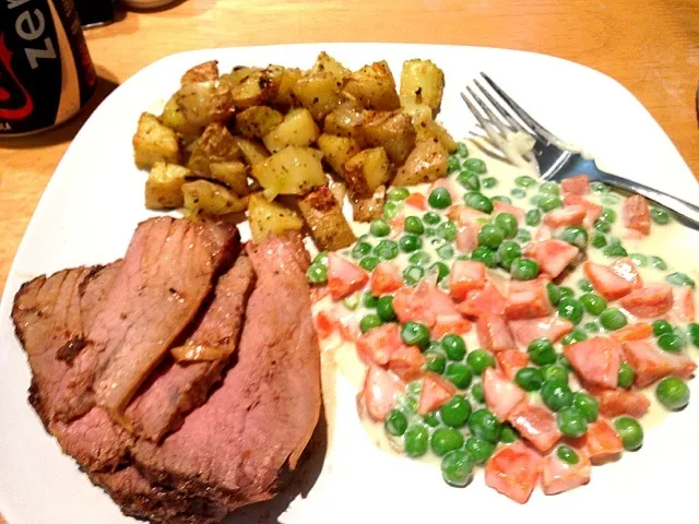 Roasted eye of round, creamed carrots and peas, and roasted reds|crystalさん