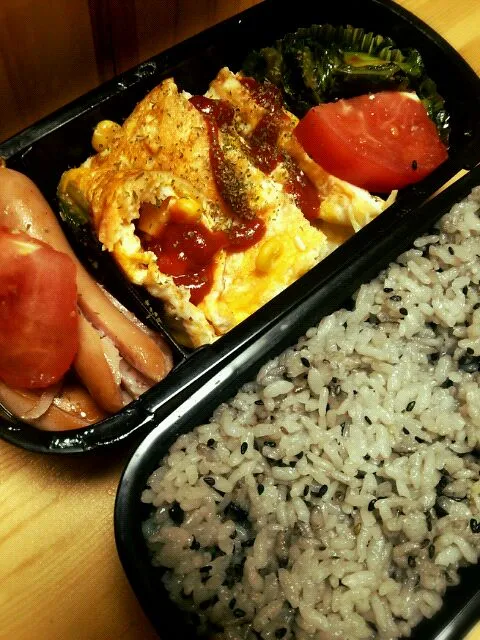 コーンオムレツと、黒ごま炊き込みご飯のお弁当|サヨさん