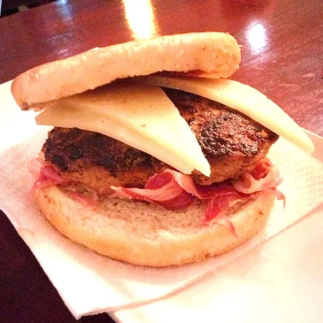 Beef Hamburguer with Serrano Ham & Cheese|De Pupesさん