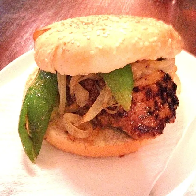 Beef Hamburguer with sweet onion and green pepper.|De Pupesさん