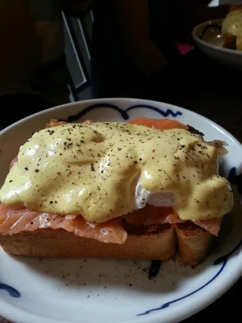 poached eggs with hollandaise sauce|Tinky 🍒さん