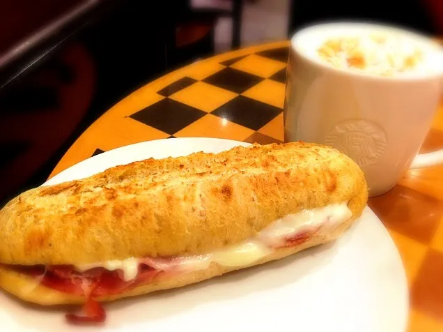 スタバにてランチ♡|いかこさん