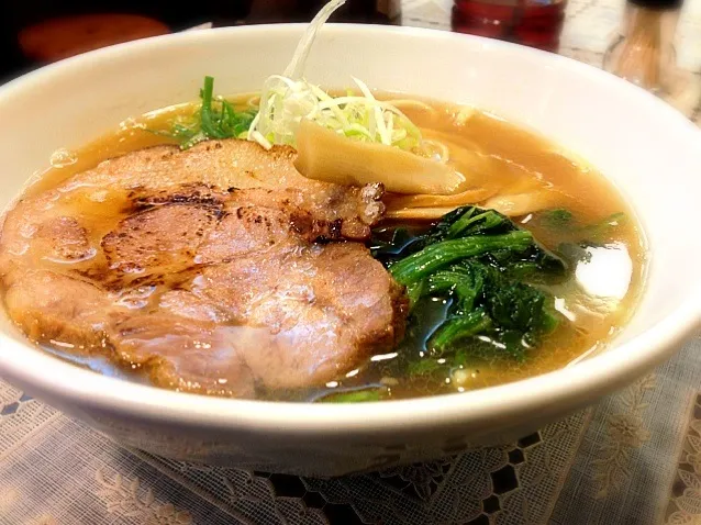 秋葉原でラーメンなぅ。めっちゃあっさりやけど旨味があって自家製太麺がスープにマッチ。うまし！！|かとけんさん