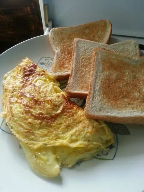 Cheesy Onion Omelette with Toasts|Mrs BNazさん