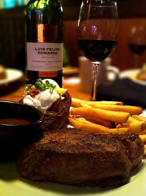 8oz medium thick cut Victoria's Filet with Loaded Baked Potato and Aussie Fries. House Red.|Jerry Leeさん