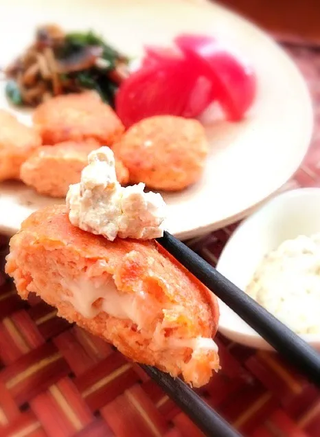 Salmon Patty cheese mustard dip🐟 ﾁｰｽﾞｲﾝｻｰﾓﾝﾊﾞｰｸﾞ ﾏｽﾀｰﾄﾞﾁｰｽﾞﾃﾞｨｯﾌﾟ|🌈Ami🍻さん