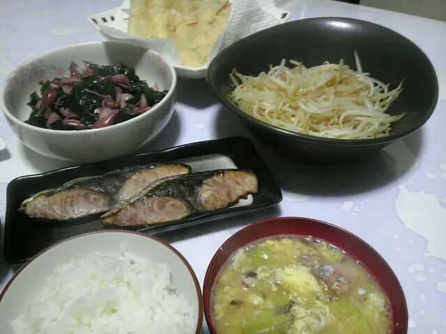 わらさ塩焼き、ホタルイカ、納豆揚げ、春キャベツと鯖缶の味噌汁|金崎美奈さん