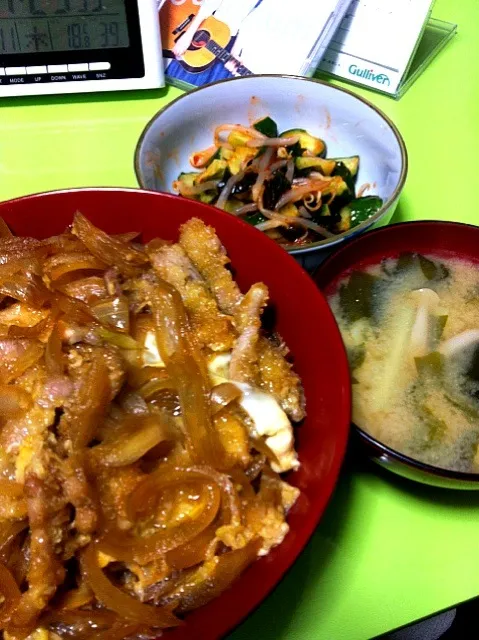 Snapdishの料理写真:豚バラカツ丼ときゅうりともやしのキムチ和え|sigiさん