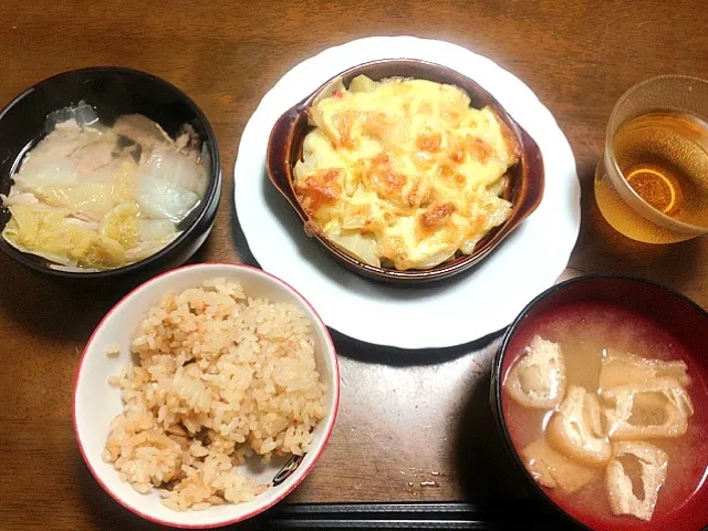 炊き込み御飯,油揚げのお味噌汁,豚肉と白菜の蒸し焼,明太ポテトのチーズ焼♡|山田 小百合さん