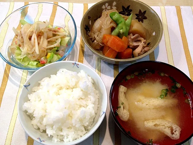 鶏肉で肉じゃが、cocoちゃんの玉ねぎちゃんdeサラダ、豆腐のみそ汁|うっちーさん