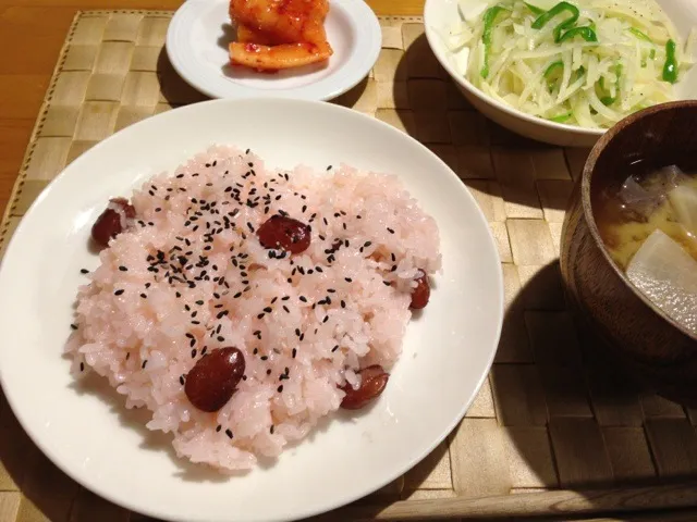 今日は15回目の結婚記念日 甘納豆お赤飯・じゃがもとピーマンの千切り炒め・カクテキキムチ・具沢山お味噌汁|よっしーさん