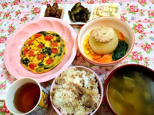 晩御飯＊オムレツ、玉ねぎの肉詰め煮込み、牛丼混ぜ御飯、大根の味噌汁、肉巻きごぼう、マカロニサラダ、べったら漬け|まゆめろさん