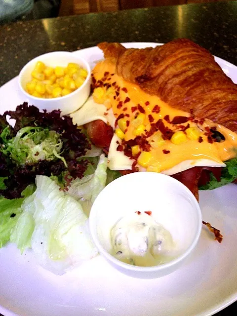 Bacon Cheese Croissant with Salad|willklhさん