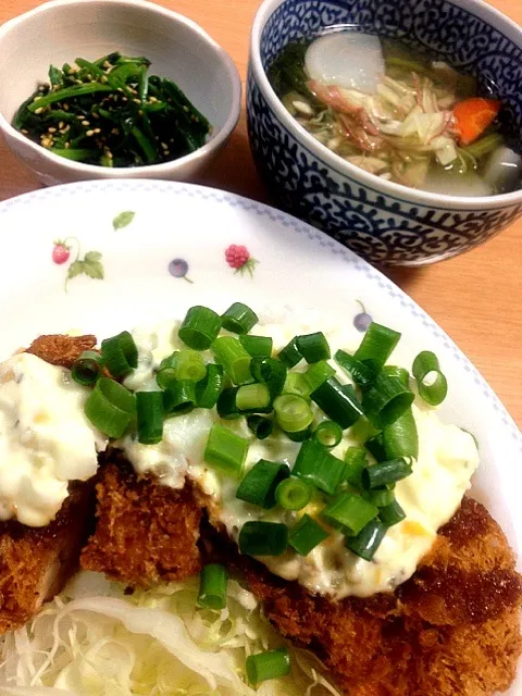 チキン南蛮カツ丼！と野菜たっぷり塩麹汁、ほうれん草ナムル|machikoさん