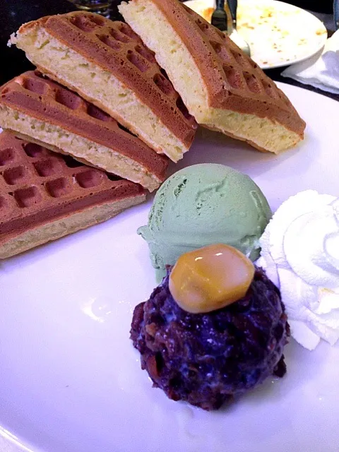 Waffle with Green Tea Icecream and Sweet Red Bean Paste|willklhさん