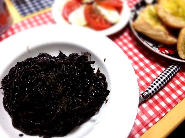 エビのイカスミパスタ
カプレーゼ
クッペパンバジルソース味|ayu(s)さん