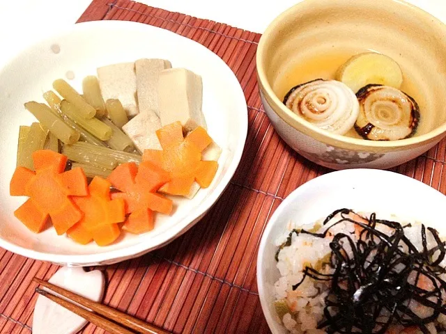 フキの煮物、高菜と鮭の混ぜご飯、焼き玉ねぎのじゃがコーン味噌汁🌸|みきぴょん♪さん