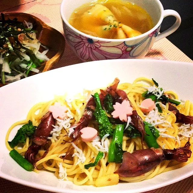 Snapdishの料理写真:蛍烏賊と菜の花のパスタ、大根と水菜のサラダ、オニオンスープ|💗Marico💗さん