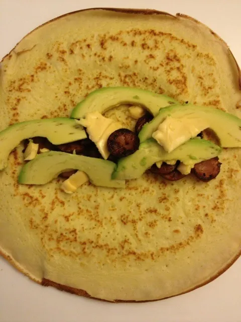 Homemade savoury pancake w/ sausage avocado n cheese|piggybistroさん