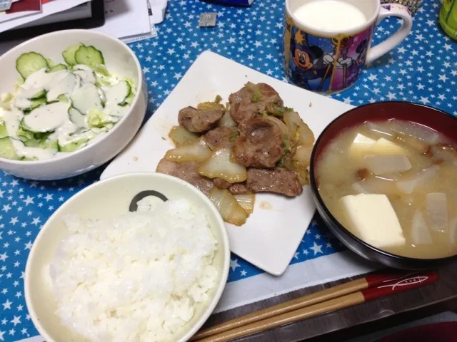 豚肉と白菜の炒め物、大根とナメコとお豆腐のお味噌汁、キャベツとキュウリのサラダ|ねぇねぇさん