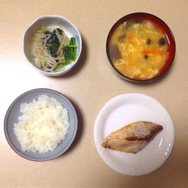 Snapdishの料理写真:ご飯、鰤の塩焼き、落とし卵のお味噌汁、ほうれん草ともやしのナムル、おろし納豆しそ風味|yさん