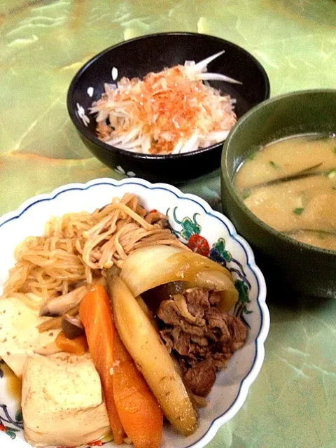 すき煮？  ごぼうと出汁昆布のお味噌汁  新玉ねぎの麺つゆがけ|きくりさん