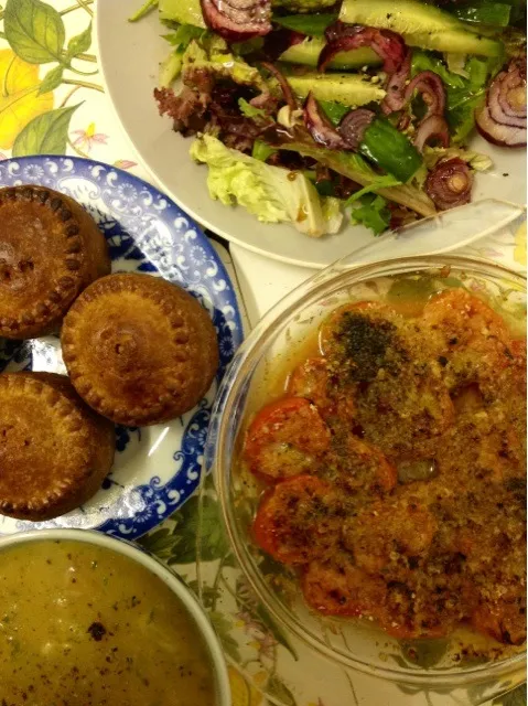 ＃Supper ＃軽食 Pork Pie  Baked Cherry Tomatoes  Green Salad  温めたポークパイ チェリートマトのチーズ焼き グリーンサラダ|ずきみくさん