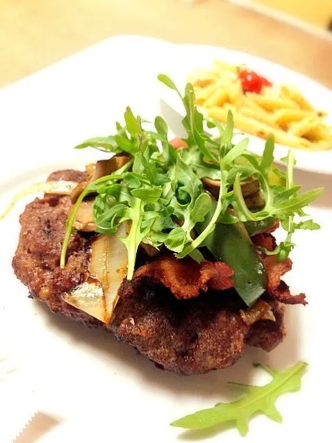 Cheese stuffed hamburger with bacon, grilled onion, and arugula|jonah osawaさん