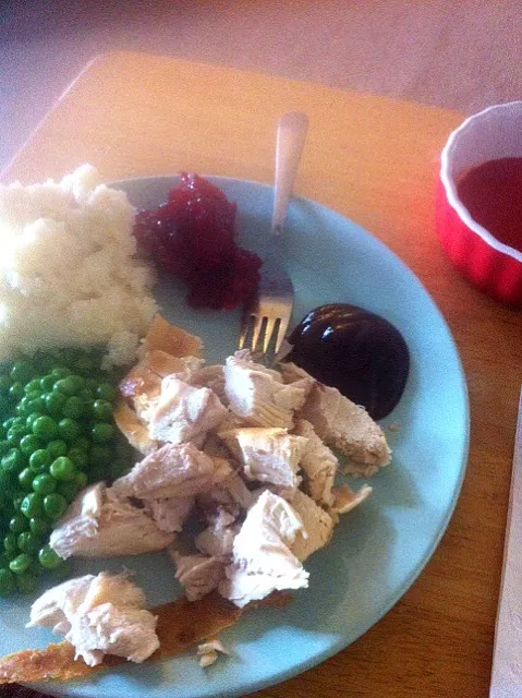 Chicken, peas, mashed potatoes, lingen berries, BBQ sauce and Hot sauce.|hannahさん