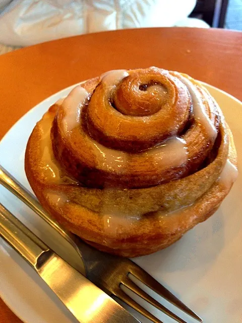 Cinnamon Roll ( Starbucks )|Mine Fernandoさん