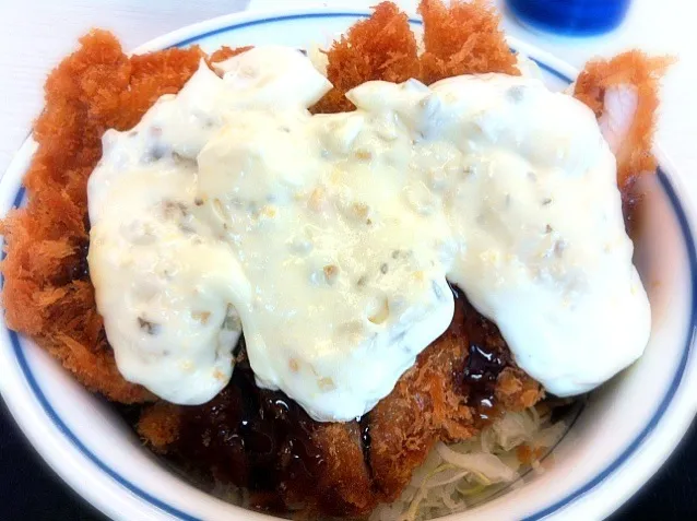 Snapdishの料理写真:【本日のランチ】チキン南蛮丼。タルタルソースがご飯に混ざるのはちと微妙。(汗)|JTKさん